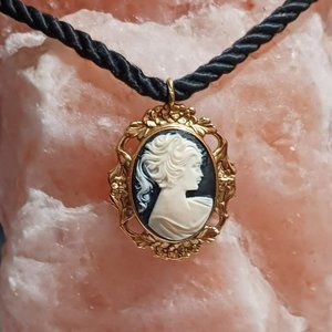 BEAUTY CAMEO CHOKER ON THE ROPE.
